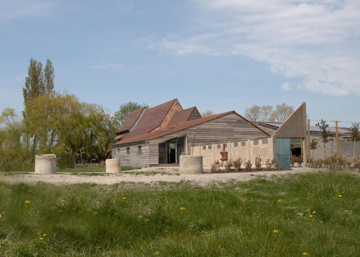 Landelijk Vakantiehuis In Diksmuide Met Een Tuin En Vijver Exterior photo