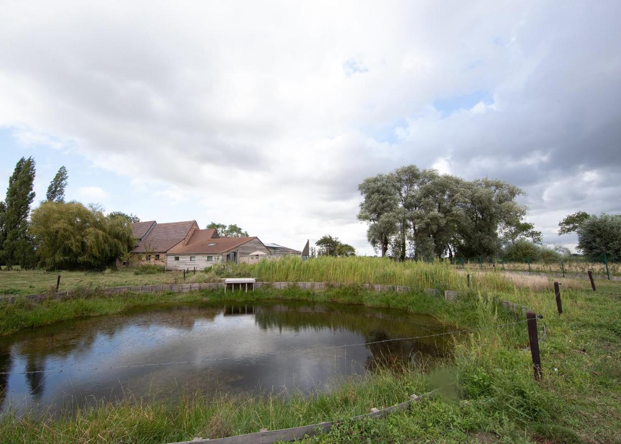 Landelijk Vakantiehuis In Diksmuide Met Een Tuin En Vijver Exterior photo