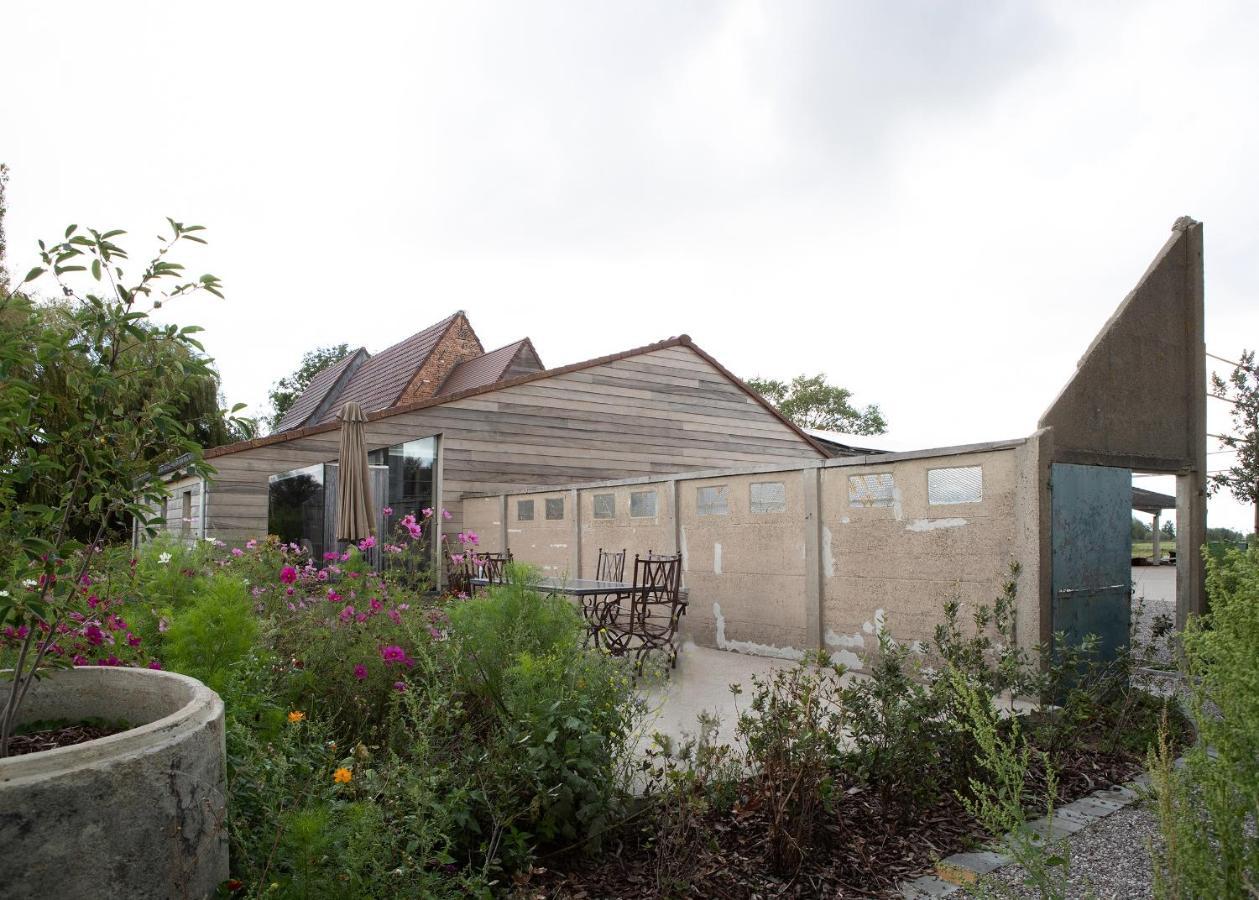 Landelijk Vakantiehuis In Diksmuide Met Een Tuin En Vijver Exterior photo